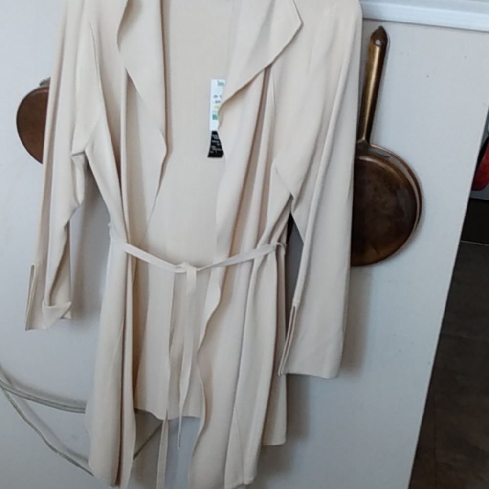 Yarns& stitches L tan cream sweater.